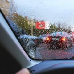 Чому потіють вікна в машині і що з цим робити: причини проблеми та методи боротьби